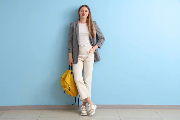 Mavi Duvarın Yanında Sırt Çantalı Bir Kız Öğrenci Var — Stok fotoğraf