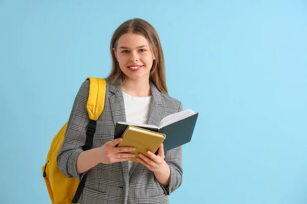 Ευτυχισμένη Φοιτήτρια Σακίδιο Πλάτης Και Διαφορετικά Βιβλία Μπλε Φόντο — Φωτογραφία Αρχείου