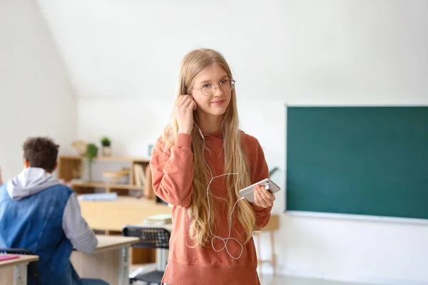 Γυναίκα Φοιτήτρια Κινητό Τηλέφωνο Και Ακουστικά Στην Τάξη — Φωτογραφία Αρχείου