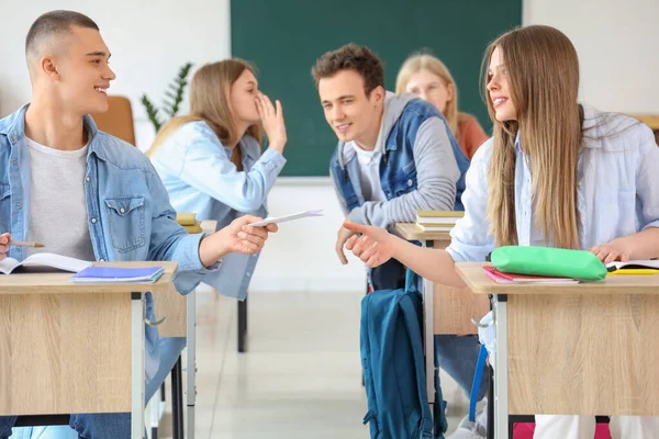 Diákok Ülnek Pletykálnak Osztálytársaikkal Osztályteremben — Stock Fotó