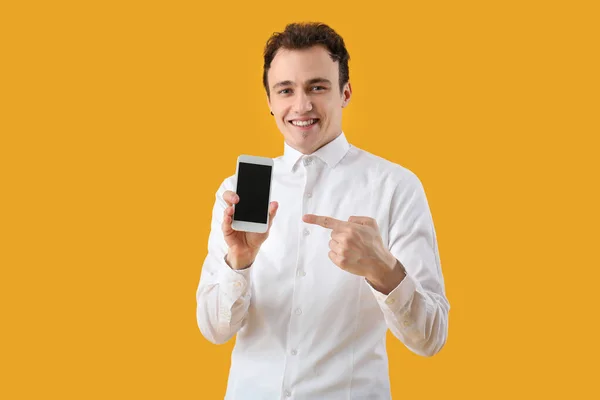 Mladý Muž Chytrým Telefonem Žlutém Pozadí — Stock fotografie