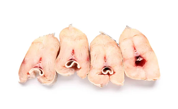 Beyaz Arka Planda Çiğ Morina Balığı Parçaları — Stok fotoğraf