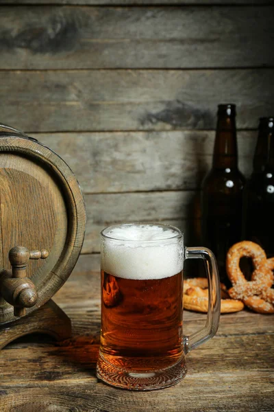 Hrnek Studeného Piva Dřevěném Pozadí Oslava Oktoberfestu — Stock fotografie