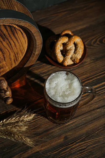 木の背景に冷たいビールと樽のマグカップ オクトーバーフェストお祝い — ストック写真