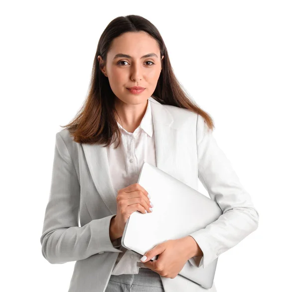 穿着时髦西服 背景为白色的笔记本电脑的年轻女商人 — 图库照片