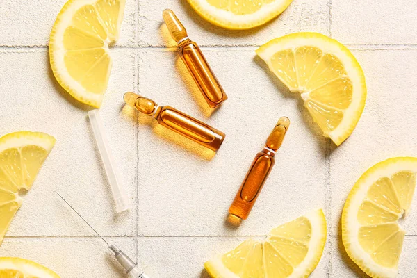C vitamini ve beyaz fayanslı limon dilimleri içeren ampuller
