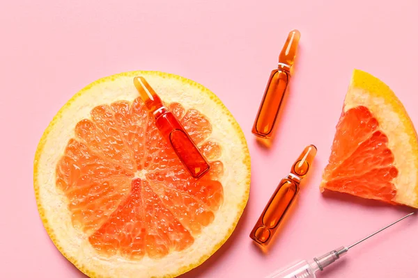 Ampulky Vitamínem Grapefruitovými Plátky Růžovém Pozadí — Stock fotografie