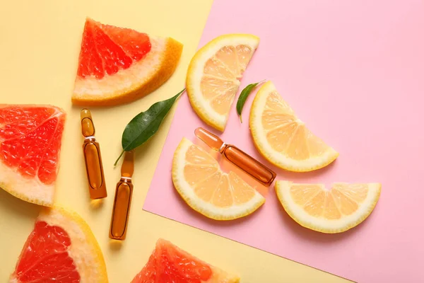 Ampule Vitamínem Různými Plátky Citrusových Plodů Barevném Pozadí — Stock fotografie