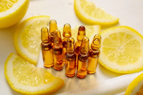 Ampolas Com Fatias Vitamina Limão Sobre Fundo Branco — Fotografia de Stock
