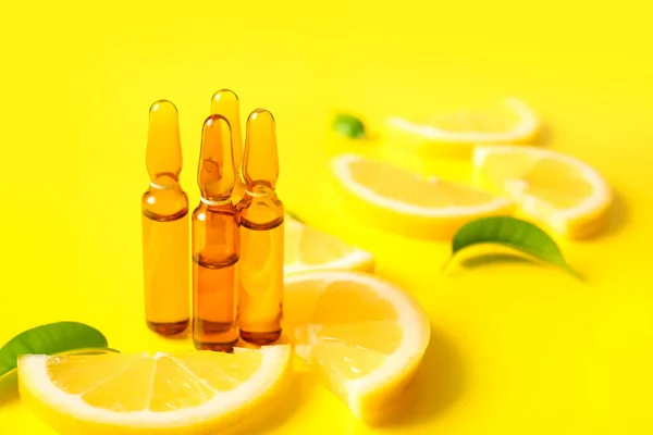 Ampolas Com Vitamina Fatias Limão Fundo Amarelo Close — Fotografia de Stock