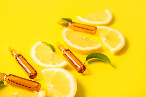 Ampuller Med Vitamin Och Citronskivor Gul Bakgrund — Stockfoto