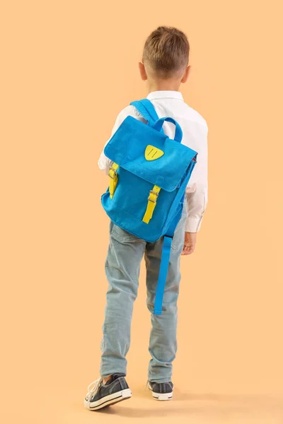 Kleiner Schuljunge Mit Blauem Rucksack Auf Orangefarbenem Hintergrund Rückseite — Stockfoto