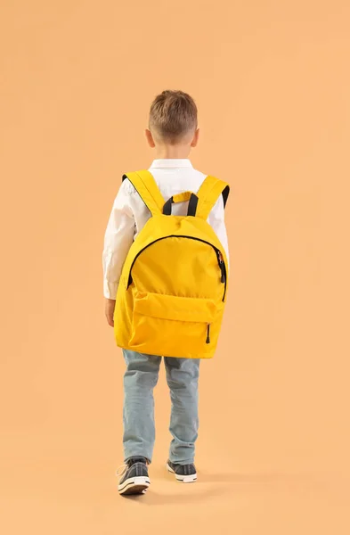 Kleiner Schuljunge Mit Gelbem Rucksack Auf Orangefarbenem Hintergrund Rückseite — Stockfoto