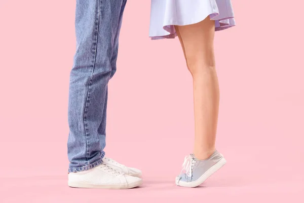 Счастливая Молодая Пара Целуется Розовом Фоне — стоковое фото