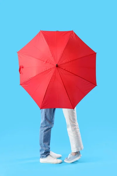 Young Couple Umbrella Blue Background — Stock Photo, Image