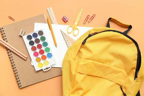 Skolryggsäck Med Färger Och Brevpapper Orange Bakgrund — Stockfoto