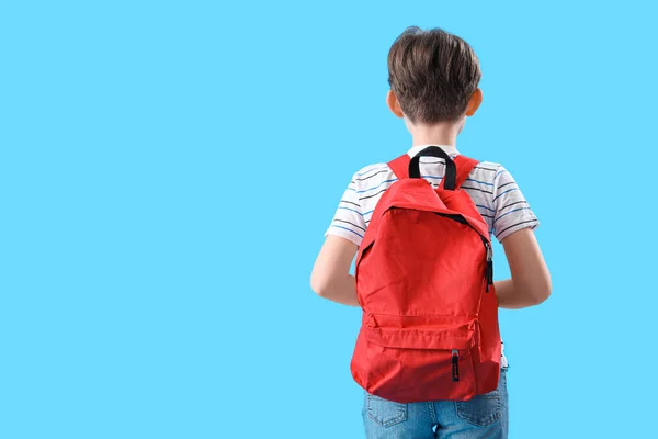 Kleiner Junge Mit Schulranzen Auf Blauem Hintergrund Rückseite — Stockfoto