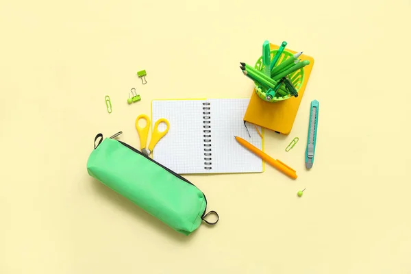 黄底笔记本和学校文具 — 图库照片