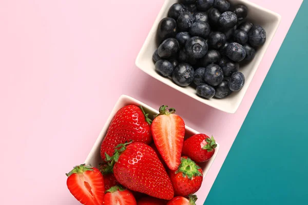 Mangkuk Dengan Blueberry Segar Dan Stroberi Pada Latar Belakang Penuh — Stok Foto