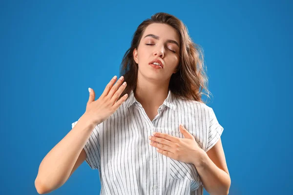 Young Woman Having Panic Attack Blue Background — Stock Photo, Image