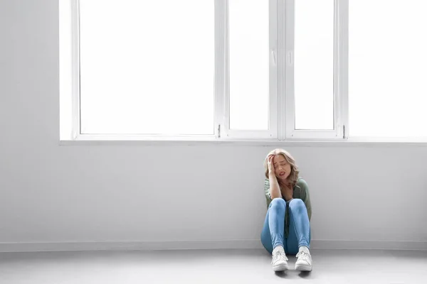 Young Woman Having Panic Attack Indoors — Stock Photo, Image