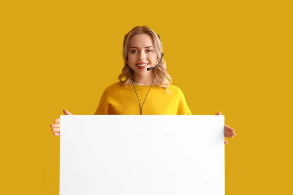 Vrouwelijke Technische Ondersteuning Agent Met Blanco Poster Gele Achtergrond — Stockfoto