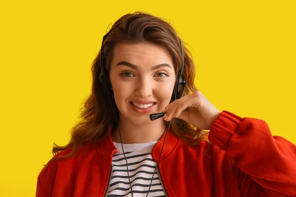 Female Technical Support Agent Yellow Background — Stock Photo, Image