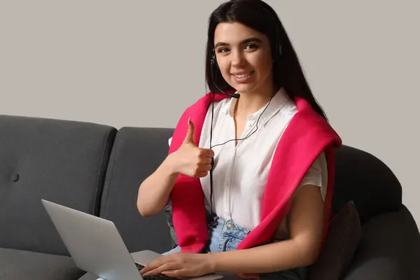 Evde Çalışan Dizüstü Bilgisayarı Olan Kadın Teknik Destek Ajanı — Stok fotoğraf