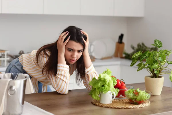 Young Woman Having Panic Attack Kitchen — Stock Photo, Image
