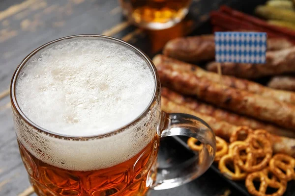 Becher Mit Kaltem Bier Auf Dunklem Holzgrund Oktoberfest Feier — Stockfoto