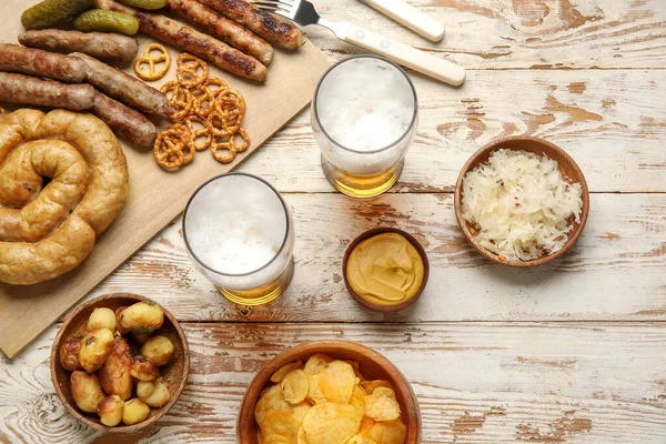 Glazen Koud Bier Verschillende Snacks Een Lichte Houten Ondergrond Oktoberfeest — Stockfoto