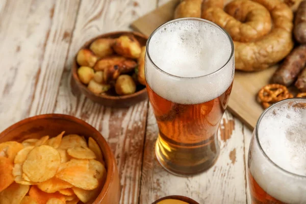 Vasos Cerveza Fría Diferentes Snacks Sobre Fondo Madera Clara Celebración —  Fotos de Stock