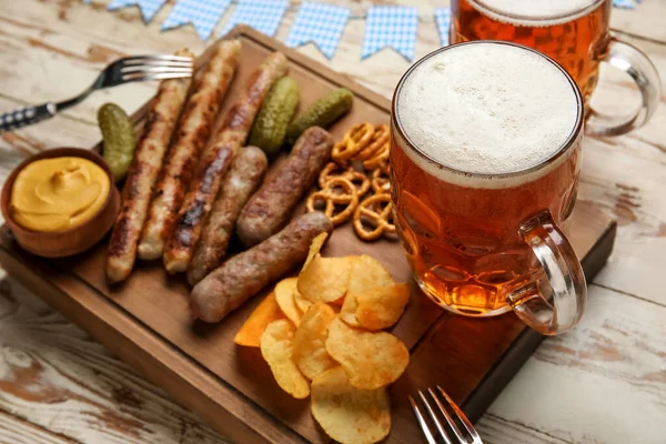 Hrnek Studeného Piva Různé Občerstvení Světlém Dřevěném Pozadí Oslava Oktoberfestu — Stock fotografie