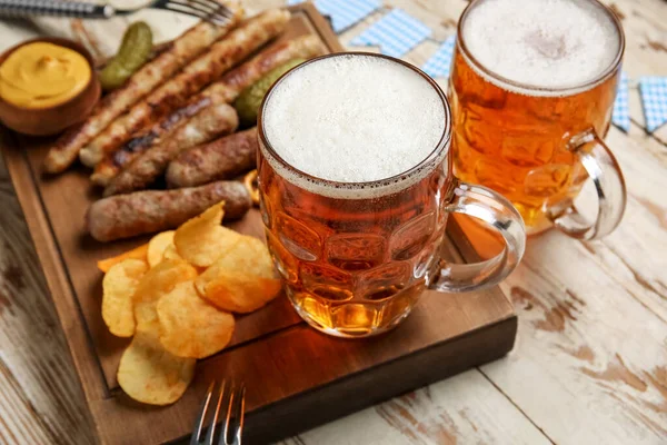 Hrnečky Studeného Piva Různé Občerstvení Světlém Dřevěném Pozadí Oslava Oktoberfestu — Stock fotografie