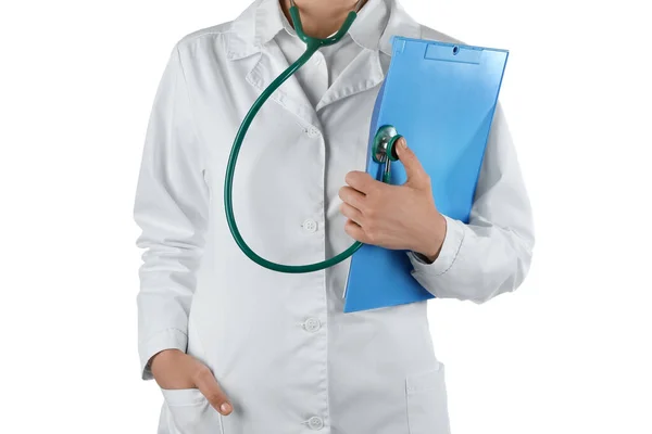 女医生与听诊器和剪贴板隔离的白色背景 — 图库照片
