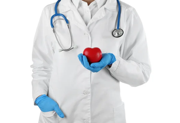 Médica Feminina Com Coração Isolado Fundo Branco — Fotografia de Stock