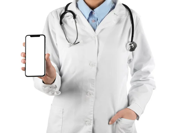 Női Orvos Sztetoszkóppal Mutatja Képernyőn Mobiltelefon Izolált Fehér Alapon — Stock Fotó