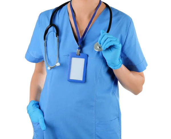 Steteskop Rozetli Kadın Doktor Beyaz Arka Planda Izole Edilmiş — Stok fotoğraf