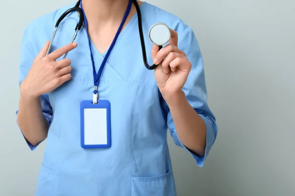 Female Doctor Stethoscope Badge Grey Background — Stock Photo, Image