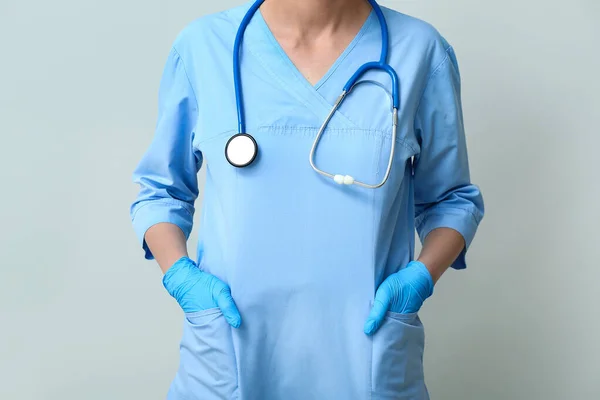 Vrouwelijke Arts Met Stethoscoop Medische Handschoenen Grijze Achtergrond — Stockfoto