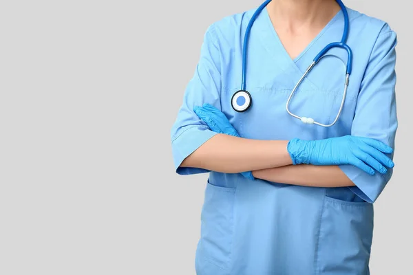 Ärztin Mit Stethoskop Und Medizinhandschuhen Auf Grauem Hintergrund — Stockfoto