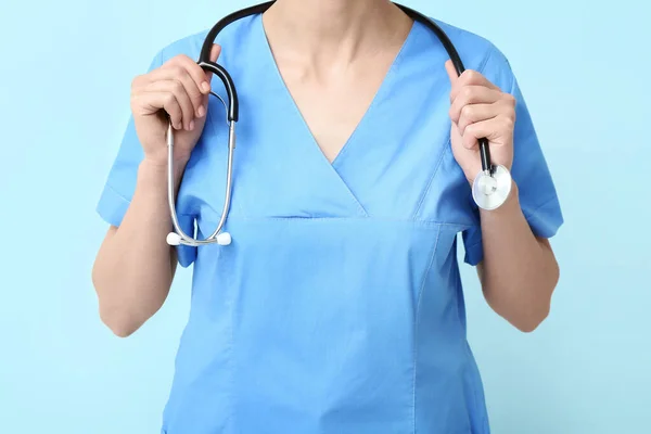 Vrouwelijke Arts Jas Met Stethoscoop Blauwe Achtergrond — Stockfoto