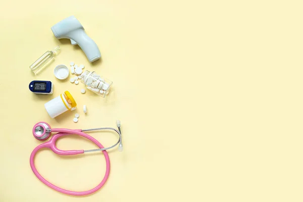 Stethoskop Pillen Pulsoximeter Infrarot Thermometer Und Ampulle Auf Gelbem Hintergrund — Stockfoto