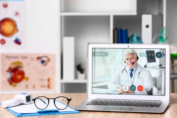 Video Chat Con Medico Sul Computer Portatile Moderno Clinica — Foto Stock