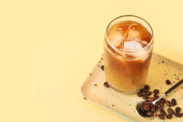 Bicchiere Caffè Ghiacciato Con Fagioli Cucchiaio Piatto Fondo Giallo — Foto Stock