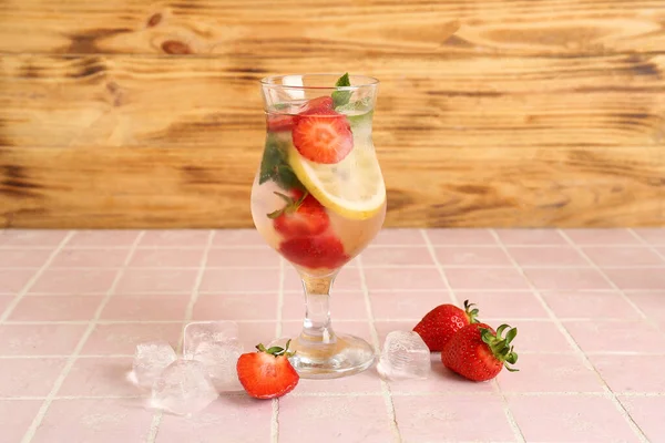 Glas Frische Limonade Mit Erdbeere Und Zitrone Auf Rosa Fliesen — Stockfoto