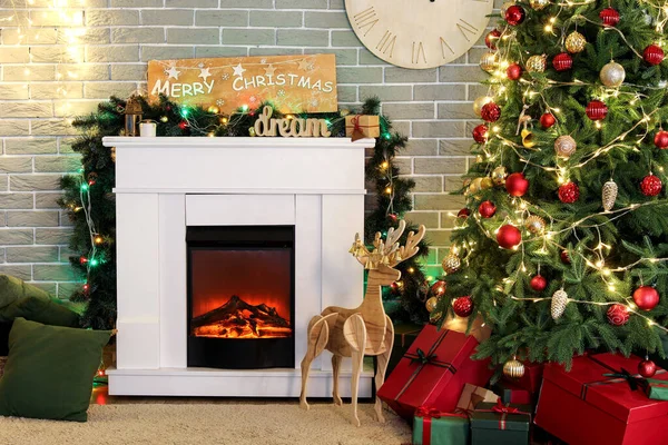 クリスマスツリーとギフトボックス付きのリビングルームのインテリア — ストック写真