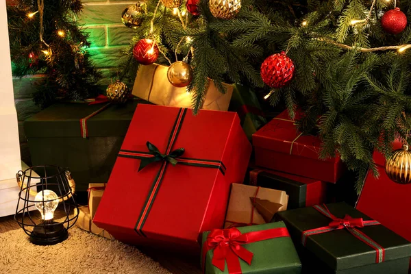 リビングルームのクリスマスツリーの下のギフトボックス クローズアップ — ストック写真