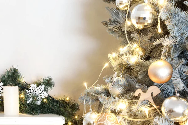 Árbol Navidad Con Bolas Luces Brillantes Primer Plano —  Fotos de Stock