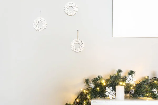 Τζάκι Χριστουγεννιάτικες Διακοσμήσεις Και Κεριά Κοντά Λευκό Τοίχο — Φωτογραφία Αρχείου